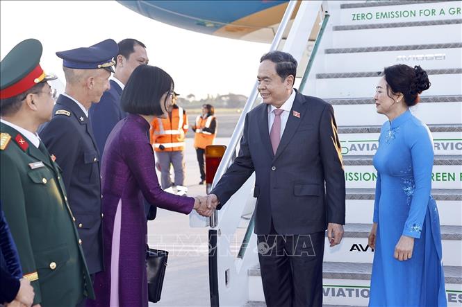 Đại sứ Việt Nam tại Italy Nguyễn Phương Anh đón Chủ tịch Quốc hội Trần Thanh Mẫn và Phu nhân tại sân bay Ciampino, thủ đô Rome, Cộng hòa Italy. Ảnh: Doãn Tấn – TTXVN
