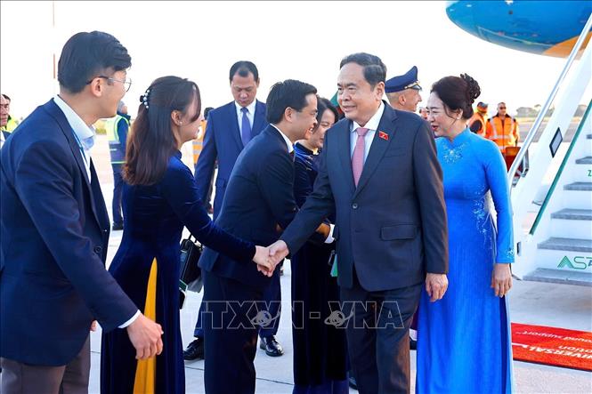 Cán bộ, nhân viên Đại sứ quán Việt Nam tại Italy đón Chủ tịch Quốc hội Trần Thanh Mẫn và Phu nhân tại sân bay Ciampino, thủ đô Rome, Cộng hòa Italy. Ảnh: Doãn Tấn – TTXVN