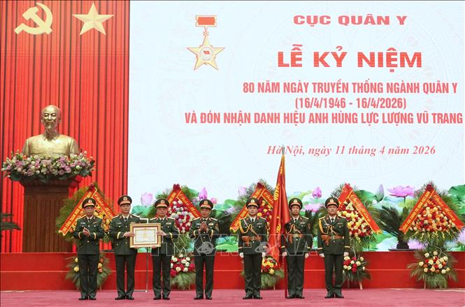 Thừa ủy quyền của Chủ tịch nước, Đại tướng Phan Văn Giang, Ủy viên Bộ Chính trị, Phó Bí thư Quân ủy Trung ương, Phó Thủ tướng Chính phủ, Bộ trưởng Bộ Quốc phòng trao danh hiệu Anh hùng Lực lượng vũ trang nhân dân tặng Cục Quân y. Ảnh: Hiền Hạnh - TTXVN