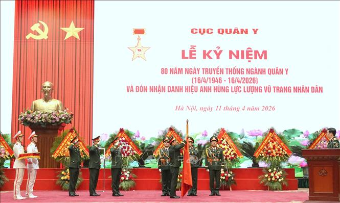 Thừa ủy quyền của Chủ tịch nước, Đại tướng Phan Văn Giang, Ủy viên Bộ Chính trị, Phó Bí thư Quân ủy Trung ương, Phó Thủ tướng Chính phủ, Bộ trưởng Bộ Quốc phòng trao danh hiệu Anh hùng Lực lượng vũ trang nhân dân tặng Cục Quân y. Ảnh: Hiền Hạnh - TTXVN