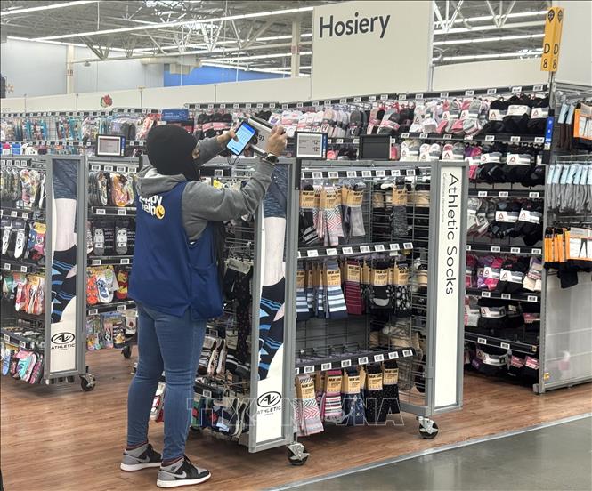 Một nhân viên đang kiểm kê hàng hóa tại một cửa hàng thuộc chuỗi siêu thị bán lẻ Walmart ở thủ đô Washington D.C. Ảnh: Đoàn Hùng-P/v TTXVN tại Mỹ