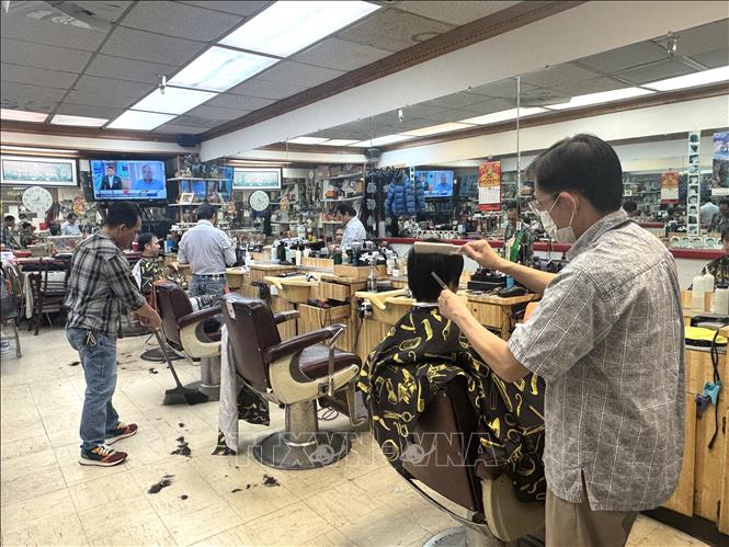 Một tiệm cắt tóc của người Việt tại Trung tâm Thương mại Eden ở bang Virginia. Ảnh: Đoàn Hùng-P/v TTXVN tại Mỹ