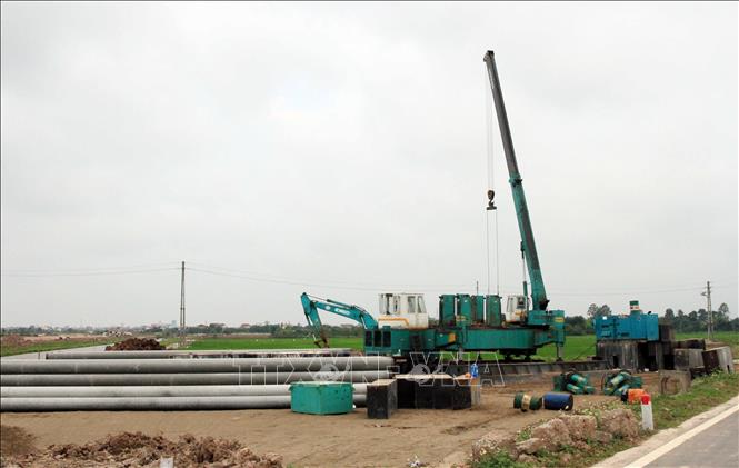 Xử lý nền đường cao tốc đoạn quan xã Xuân Giang (Ninh Bình). Ảnh: Thái Thuần – TTXVN