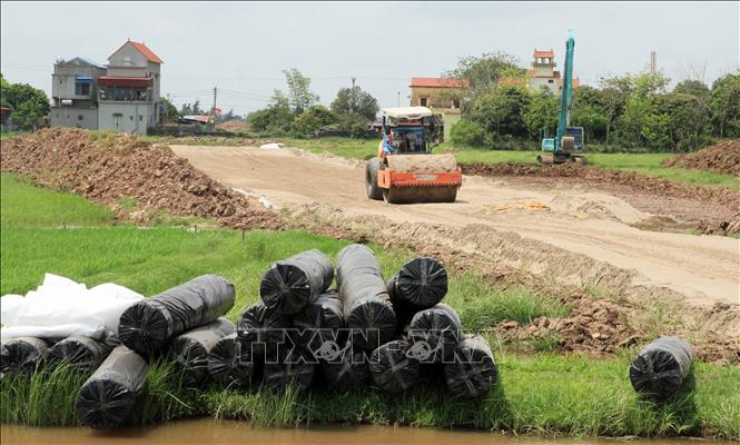 Máy móc tập trung xử lý nền đường đoạn qua xã Xuân Giang (Ninh Bình). Ảnh: Thái Thuần – TTXVN