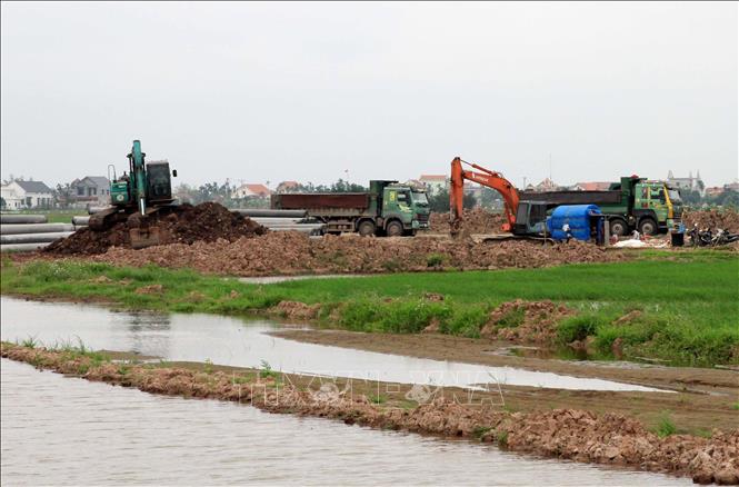 Máy móc tập trung xử lý nền đường đoạn qua xã Xuân Giang (Ninh Bình). Ảnh: Thái Thuần – TTXVN