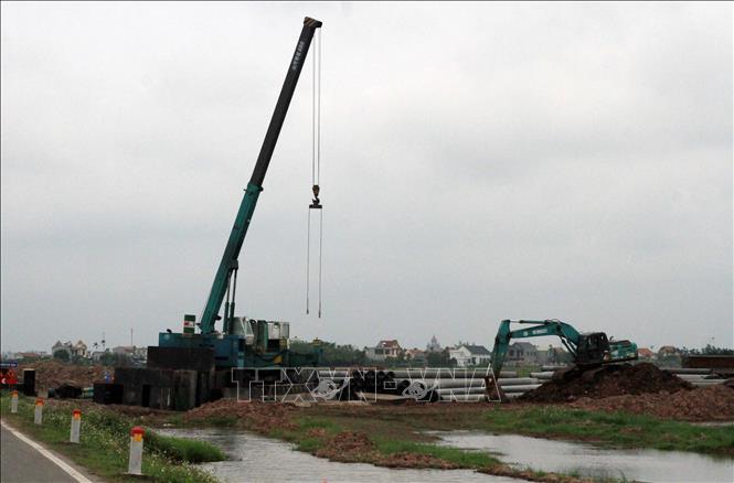 Nhiều trang thiết bị, máy móc tập trung thi công. Ảnh: Thái Thuần – TTXVN