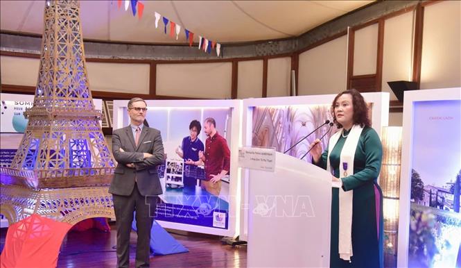 Giáo sư, Tiến sỹ Đinh Thị Mai Thanh, Hiệu trưởng Trường Đại học Khoa học và Công nghệ Hà Nội (USTH) phát biểu tại Lễ trao tặng Huân chương Cành cọ Hàn lâm do Đại sứ quán Pháp tại Hà Nội tổ chức tối 10/4/2026. Ảnh: TTXVN phát