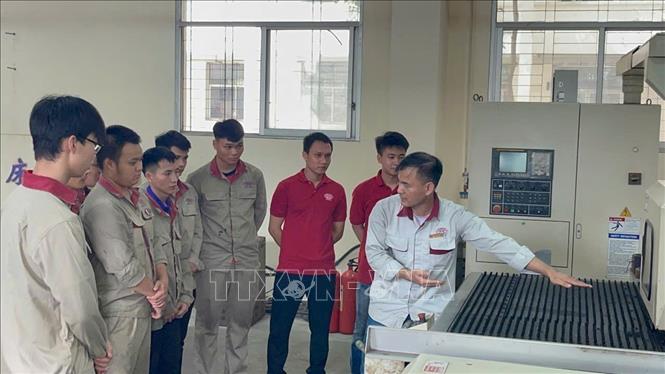 Giảng viên hướng dẫn cho sinh viên Khoa Công nghệ Cơ khí  -Trường Cao đẳng Công nghệ cao Hà Nội. Ảnh: Diệu Thúy – TTXVN