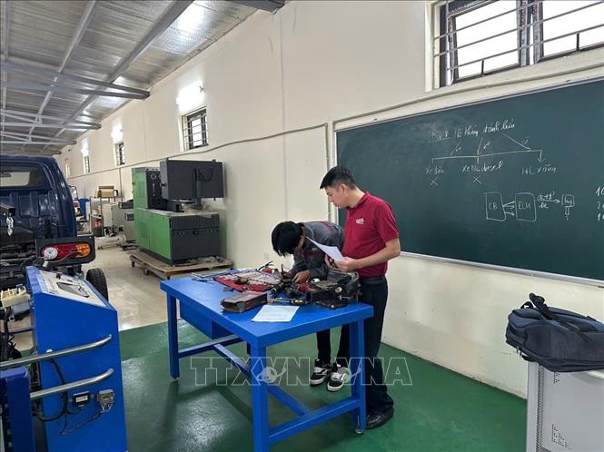 Đào tạo nghề cho sinh viên Khoa Công nghệ ô tô -Trường Cao đẳng Công nghệ cao Hà Nội. Ảnh: Diệu Thúy – TTXVN