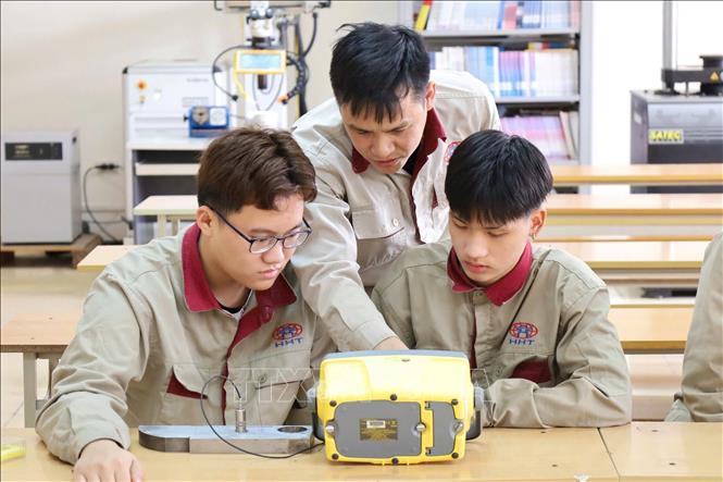 Sinh viên Khoa Công nghệ Cơ khí  -Trường Cao đẳng Công nghệ cao Hà Nội thực hành. Ảnh: Diệu Thúy – TTXVN