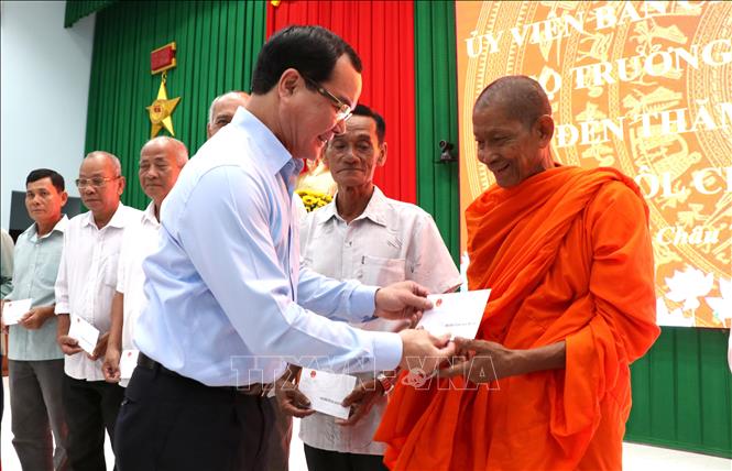 Bộ trưởng Bộ Dân tộc và Tôn giáo Nguyễn Đình Khang tặng quà chức sắc, người có uy tín tại xã Châu Thành. Ảnh: Thanh Hòa - TTXVN