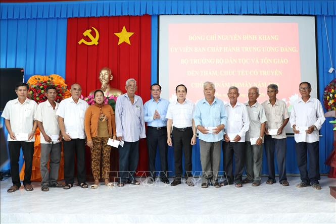 Tặng quà người có uy tín vùng đồng bào dân tộc Khmer và hộ Khmer ở xã Bình Phú. Ảnh: Thanh Hòa - TTXVN