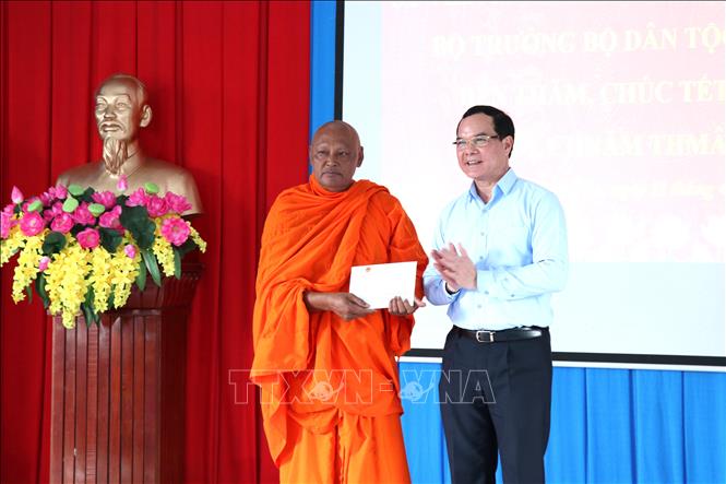Bộ trưởng Bộ Dân tộc và Tôn giáo tặng quà Thượng tọa Thạch Thường, sư cả chùa Pisêsaram, xã Bình Phú. Ảnh: Thanh Hòa - TTXVN