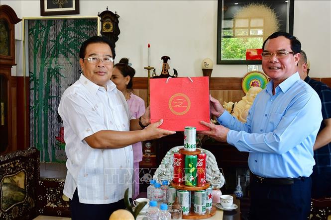 Bộ trưởng Bộ Dân tộc và Tôn giáo Nguyễn Đình Khang tặng quà ông Sơn Minh Thắng, nguyên Ủy viên Trung ương Đảng, nguyên Bí thư Đảng ủy Khối Các cơ quan Trung ương. Ảnh: Thanh Hòa - TTXVN
