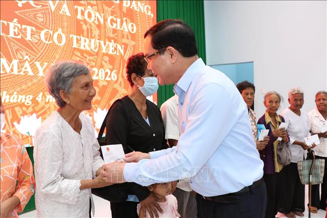 Bộ trưởng Bộ Dân tộc và Tôn giáo Nguyễn Đình Khang tặng quà hộ nghèo ở  xã Châu Thành. Ảnh: Thanh Hòa - TTXVN