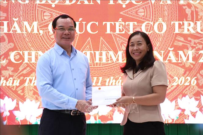 Bộ trưởng Bộ Dân tộc và Tôn giáo Nguyễn Đình Khang tặng quà Trường Phổ thông  Dân tộc nội trú Châu Thành. Ảnh: Thanh Hòa - TTXVN