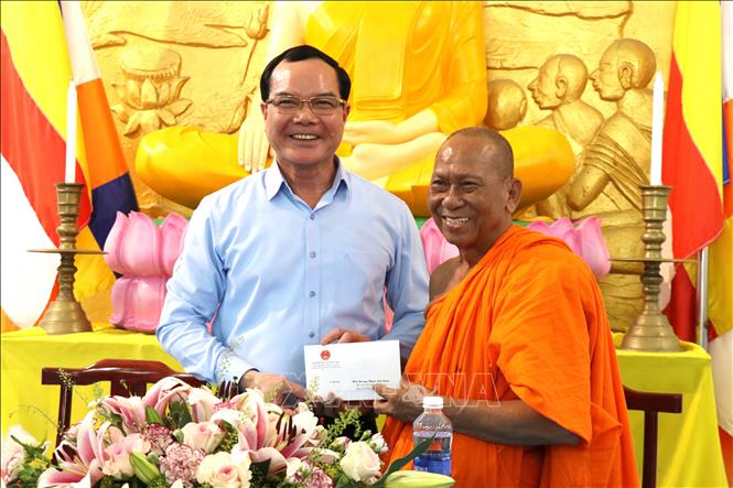 Bộ trưởng Bộ Dân tộc và Tôn giáo Nguyễn Đình Khang tặng quà, chúc Tết Hòa thượng Thạch Sok Xane, Phó Chủ tịch Hội đồng Trị sự Giáo hội Phật giáo Việt Nam, Trưởng ban Trị sự Giáo hội Phật giáo Việt Nam tỉnh Vĩnh Long, Chủ tịch Hội Đoàn kết sư sãi yêu nước tỉnh. Ảnh: Thanh Hòa - TTXVN