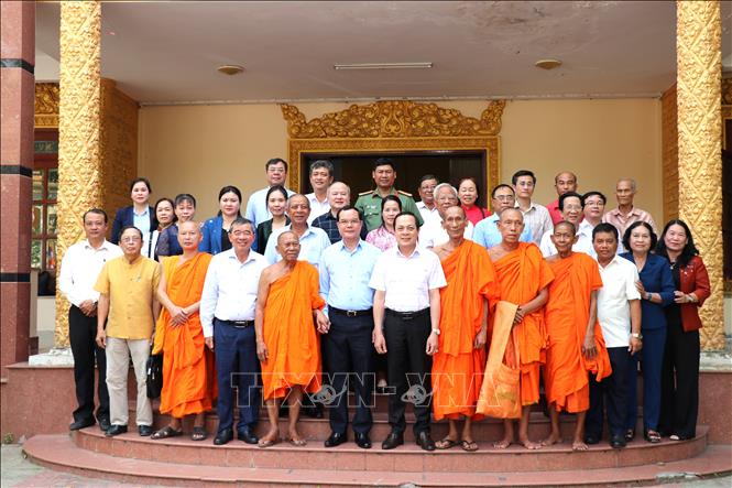 Đoàn công tác chụp hình lưu niệm cùng Hội Đoàn kết sưu sãi yêu nước tỉnh Vĩnh Long. Ảnh: Thanh Hòa - TTXVN