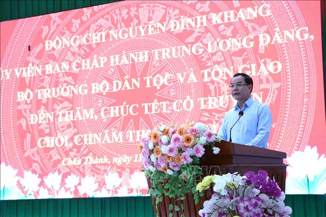 Bộ trưởng Bộ Dân tộc và Tôn giáo Nguyễn Đình Khang chúc Tết đồng bào Khmer tại xã Châu Thành. Ảnh: Thanh Hòa - TTXVN