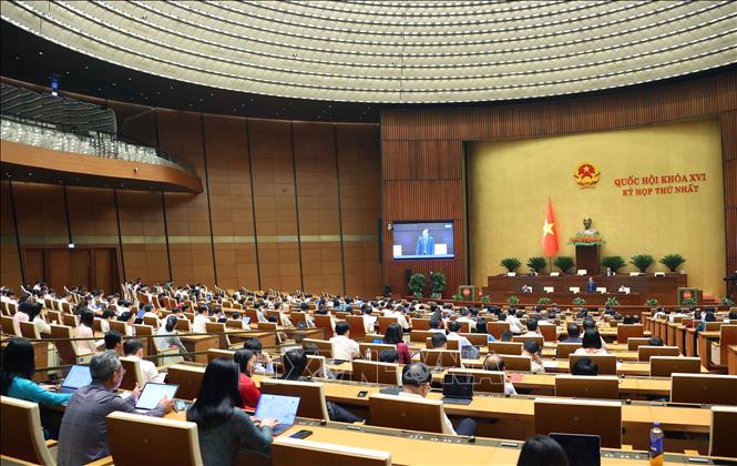 Bộ trưởng Bộ Ngoại giao Lê Hoài Trung phát biểu giải trình, làm rõ một số vấn đề đại biểu Quốc hội nêu. Ảnh: Văn Điệp –TTXVN