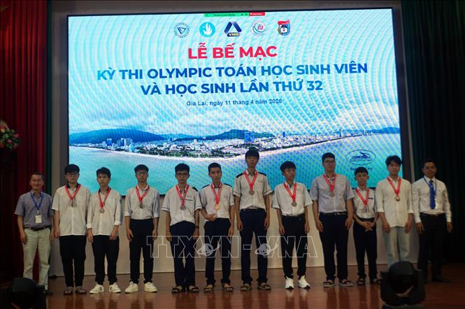 Ban tổ chức trao thưởng cho các thí sinh đạt giải tại kỳ thi. Ảnh: Trịnh Bang Nhiệm - TTXVN