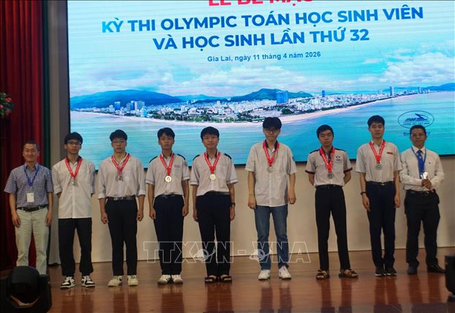 Ngày 11/4, tại Trường đại học Quy Nhơn (tỉnh Gia Lai) đã diễn ra lễ tổng kết và trao giải Kỳ thi Olympic Toán học sinh viên toàn quốc lần thứ 32 - năm 2026 do Hội Toán học Việt Nam phối hợp với Liên hiệp các Hội Khoa học và Kỹ thuật Việt Nam, Trung ương Hội Sinh viên Việt Nam và các trường đại học, học viện trong nước tổ chức. Kết quả, Ban tổ chức đã trao 306 giải chính thức ở 2 môn Đại số và Giải tích. Trong đó, ở môn Đại số có 27 giải Nhất, 52 giải Nhì và 78 giải Ba; ở môn Giải tích có 25 giải Nhất, 52 giải Nhì và 72 giải Ba. Ngoài ra, Ban tổ chức cũng đã trao 75 giải Khuyến khích cho các thí sinh có kết quả tốt. Ban tổ chức trao thưởng cho các thí sinh đạt giải tại kỳ thi. Trịnh Bang Nhiệm - TTXVN