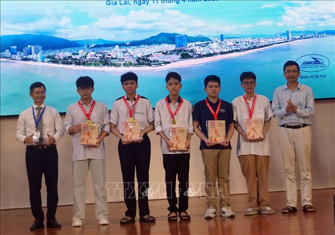 Ngày 11/4, tại Trường đại học Quy Nhơn (tỉnh Gia Lai) đã diễn ra lễ tổng kết và trao giải Kỳ thi Olympic Toán học sinh viên toàn quốc lần thứ 32 - năm 2026 do Hội Toán học Việt Nam phối hợp với Liên hiệp các Hội Khoa học và Kỹ thuật Việt Nam, Trung ương Hội Sinh viên Việt Nam và các trường đại học, học viện trong nước tổ chức. Kết quả, Ban tổ chức đã trao 306 giải chính thức ở 2 môn Đại số và Giải tích. Trong đó, ở môn Đại số có 27 giải Nhất, 52 giải Nhì và 78 giải Ba; ở môn Giải tích có 25 giải Nhất, 52 giải Nhì và 72 giải Ba. Ngoài ra, Ban tổ chức cũng đã trao 75 giải Khuyến khích cho các thí sinh có kết quả tốt. Ban tổ chức trao thưởng cho các thí sinh đạt giải tại kỳ thi. Trịnh Bang Nhiệm - TTXVN