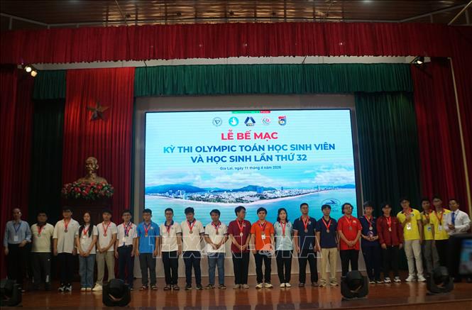 Ngày 11/4, tại Trường đại học Quy Nhơn (tỉnh Gia Lai) đã diễn ra lễ tổng kết và trao giải Kỳ thi Olympic Toán học sinh viên toàn quốc lần thứ 32 - năm 2026 do Hội Toán học Việt Nam phối hợp với Liên hiệp các Hội Khoa học và Kỹ thuật Việt Nam, Trung ương Hội Sinh viên Việt Nam và các trường đại học, học viện trong nước tổ chức. Kết quả, Ban tổ chức đã trao 306 giải chính thức ở 2 môn Đại số và Giải tích. Trong đó, ở môn Đại số có 27 giải Nhất, 52 giải Nhì và 78 giải Ba; ở môn Giải tích có 25 giải Nhất, 52 giải Nhì và 72 giải Ba. Ngoài ra, Ban tổ chức cũng đã trao 75 giải Khuyến khích cho các thí sinh có kết quả tốt. Ban tổ chức trao thưởng cho các thí sinh đạt giải tại kỳ thi. Trịnh Bang Nhiệm - TTXVN