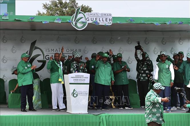 Tổng thống Djibouti Ismail Omar Guelleh (giữa) phát biểu tại Djibouti City ngày 8/4/2026. Ảnh: THX/TTXVN