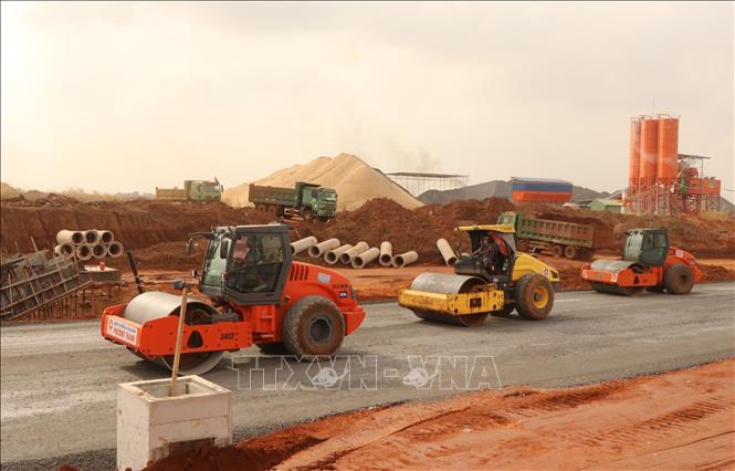 Máy móc, phương tiện chạy bằng dầu diesel thi công hệ thống giao thông nội cảng sân bay Long Thành. Ảnh: Công Phong - TTXVN