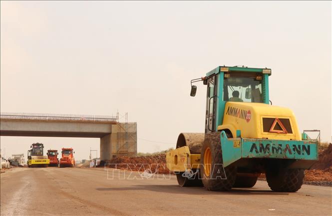 Máy móc, phương tiện thi công nền đường hệ thống giao thông nội cảng sân bay Long Thành. Ảnh: Công Phong - TTXVN