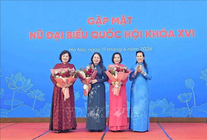 Chủ tịch Hội Liên hiệp Phụ nữ Việ Nam Lê Thị Thủy tặng hoa chúc mừng Phó Chủ tịch nước Võ Thị Ánh Xuân và các Phó Chủ tịch Quốc hội Nguyễn Thị Thanh và Nguyễn Thị Hồng. Ảnh: Phúc Hằng - TTXVN