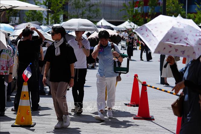 Người dân che ô tránh nắng nóng tại Osaka, Nhật Bản. Ảnh: THX/TTXVN