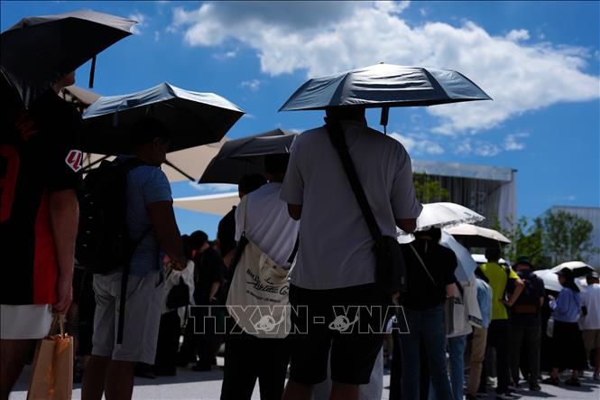 Người dân che ô tránh nắng nóng tại Osaka, Nhật Bản. Ảnh: THX/TTXVN