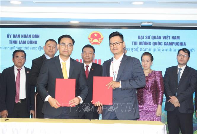 Đại diện các doanh nghiệp tỉnh Lâm Đồng và Campuchia ký kết thỏa thuận hợp tác. Ảnh: Minh Hưng – PV TTXVN tại Campuchia