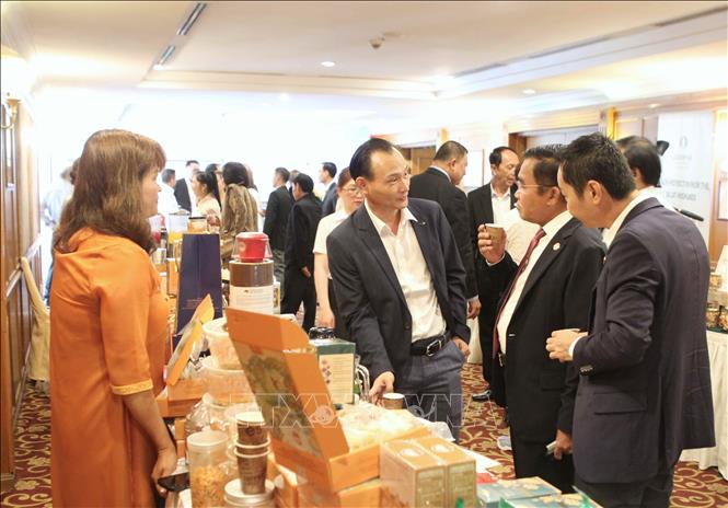 Các doanh nghiệp tham quan, tìm hiểu các sản phẩm của doanh nghiệp tỉnh Lâm Đồng. Ảnh: Minh Hưng – PV TTXVN tại Campuchia