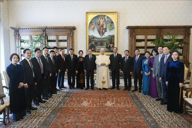 NA Chairman Tran Thanh Man, his spouse and other delegates pose for a photo with Pope Leo XIV. VNA Photo