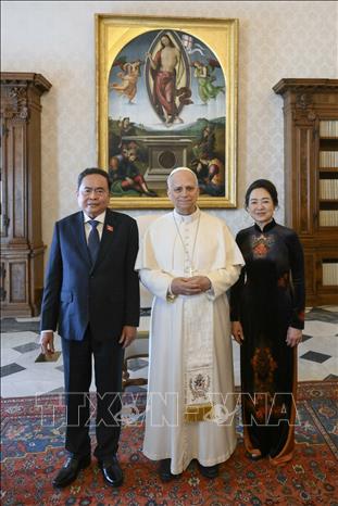 NA Chairman Tran Thanh Man and his spouse meet with Pope Leo XIV. VNA Photo