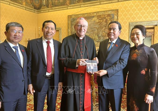 NA Chairman Tran Thanh Man and his spouse meet with Vatican Secretary of State Pietro Parolin. VNA Photo