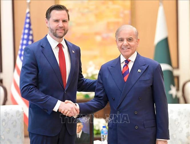 Thủ tướng Pakistan Shehbaz Sharif (phải) và Phó Tổng thống Mỹ JD Vance tại cuộc gặp ở Islamabad, Pakistan, ngày 11/4/2026. Ảnh: THX/TTXVN 