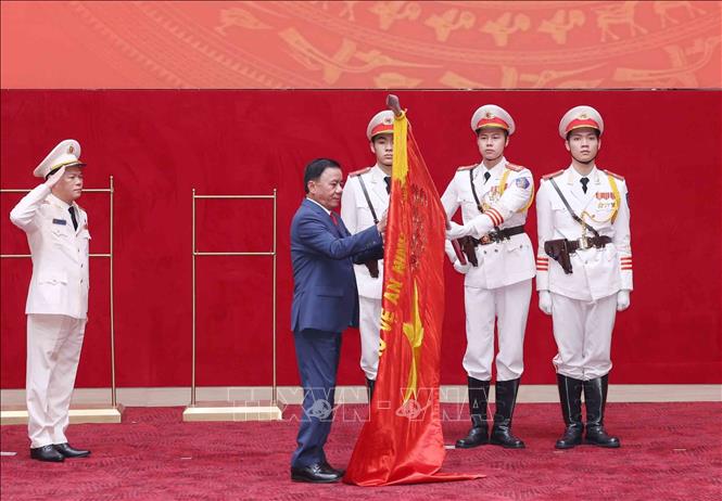 Permanent member of the Party Central Committee’s Secretariat Tran Cam Tu presents the “Hero of the People’s Armed Forces” title to the unit. VNA Photo