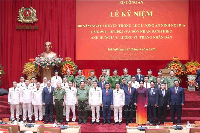 Permanent member of the Party Central Committee’s Secretariat Tran Cam Tu and other delegates at the event. VNA Photo