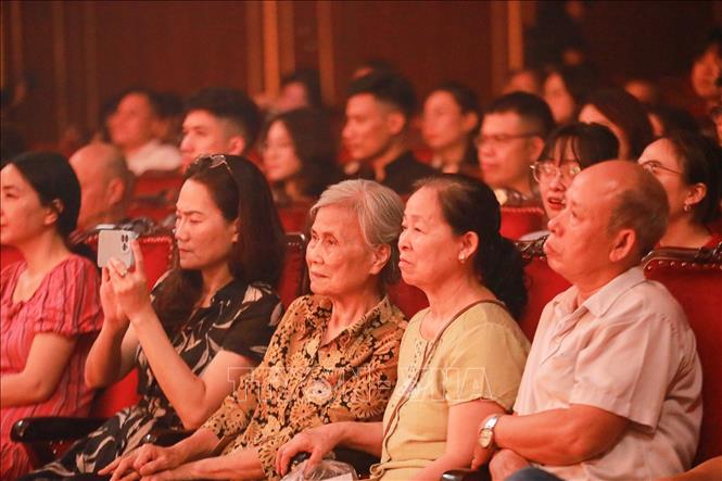 Khán giả đến theo dõi vở diễn. Ảnh: Khánh Hoà - TTXVN