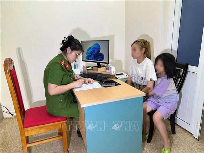 Xử lý trường hợp phụ huynh mang theo con để bán hàng rong. Ảnh: TTXVN phát 