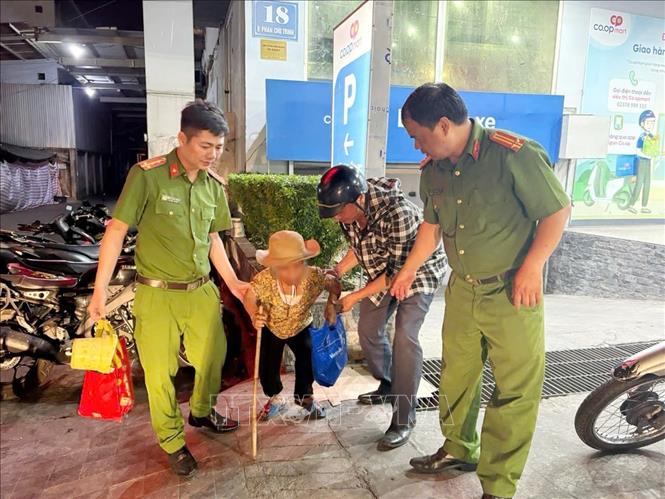 Kế hoạch được triển khai nhằm giải quyết cơ bản tình trạng trẻ em, người khuyết tật, người cao tuổi lang thang, ăn xin, bán hàng rong. Ảnh: TTXVN phát 