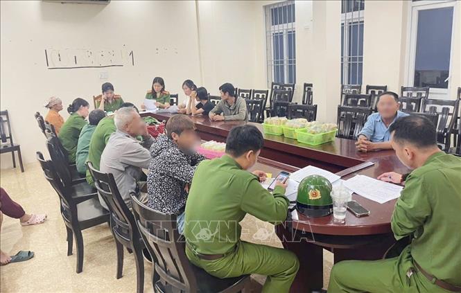 Công an phường Hạc Thành tiến hành mời 21 trường hợp bán hàng rong và ăn xin về trụ sở Công an để làm việc, yêu cầu ký cam kết không tái phạm. Ảnh: TTXVN phát 