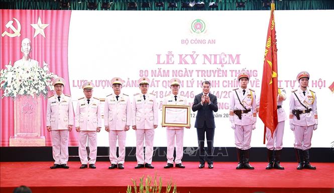 Thủ tướng Lê Minh Hưng trao Huân chương Bảo vệ Tổ quốc hạng Nhất cho Cục Cảnh sát QLHC về TTXH. Ảnh: Dương Giang-TTXVN
