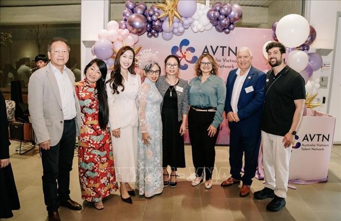 Tổng Lãnh sự Nguyễn Thanh Hà (thứ tư từ phải sang), bà Hannah Huyen Vu (thứ ba từ trái sang) chụp ảnh lưu niệm cùng các quan khách tham dự sự kiện. Ảnh: TTXVN phát