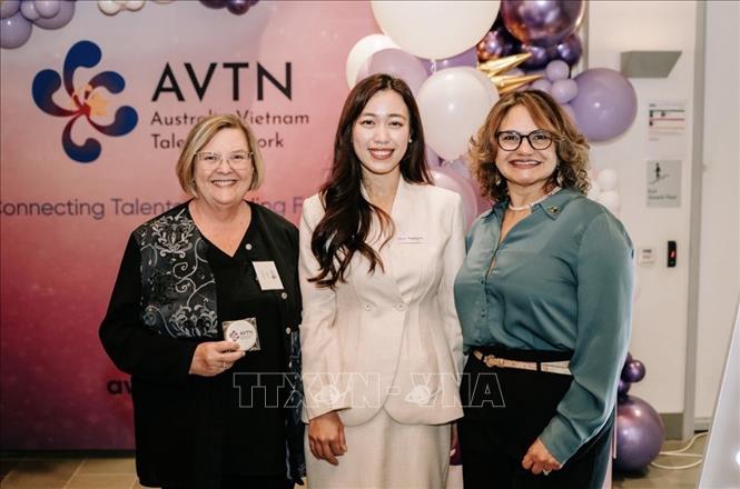 Hannah Huyen Vu (giữa), người sáng lập và là Chủ tịch AVTN cùng hai vị khách mời phía đối tác bang Tây Australia. Ảnh: TTXVN phát