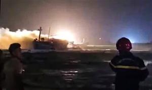 Quảng Ngãi: Tàu cá bốc cháy dữ dội trong đêm tại khu vực biển Phước Thiện